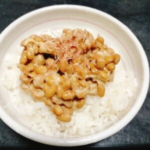 鰹節のせ納豆ご飯